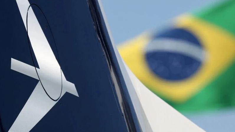 Logotipo da Embraer durante feira Labace, em São Paulo