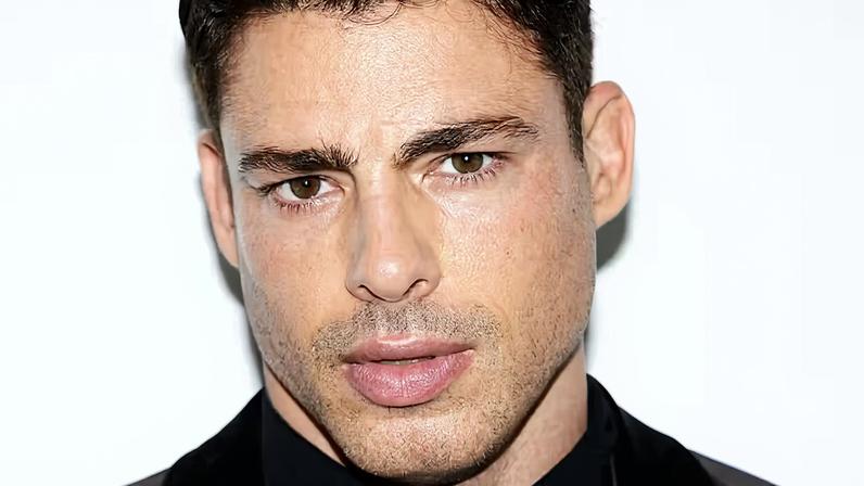 Cauã Reymond posta foto rara com os dois irmãos