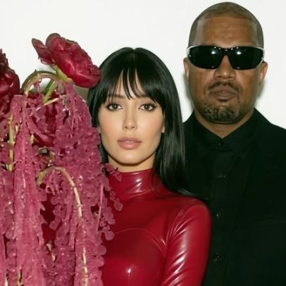 Bianca Censori beija Kanye West durante show