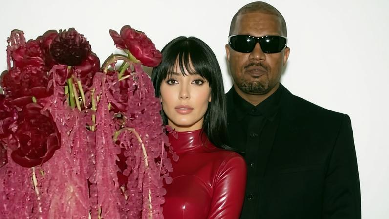Bianca Censori beija Kanye West durante show