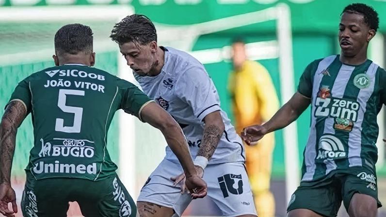 Vitória empata com a Chape nos acréscimos com um a menos