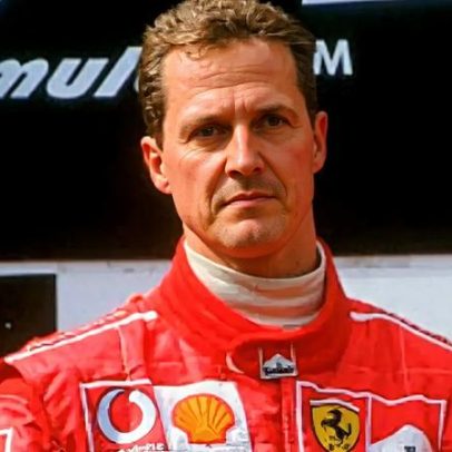 Manifestante nu interrompe comemoração de vitória de Schumacher nos boxes da F1