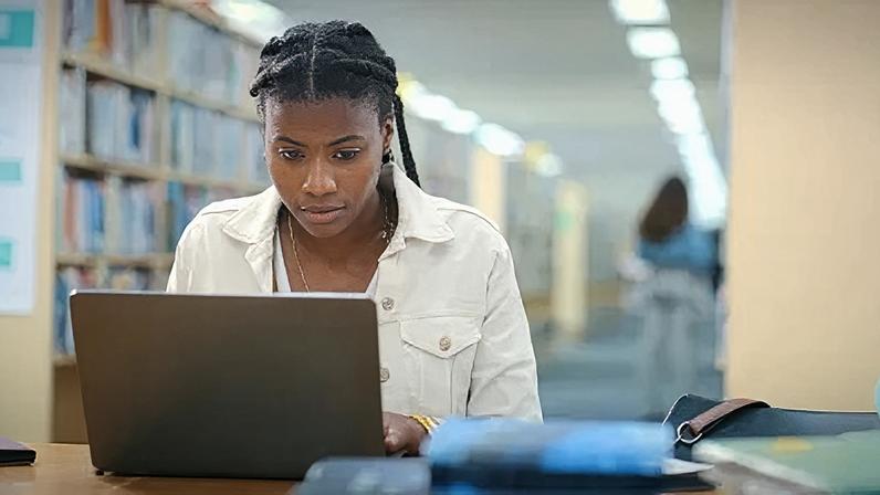 Mover e Anhanguera oferecem 10 mil vagas em cursos para pessoas negras