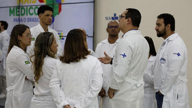 Novos médicos do Programa Mais Médicos durante visita no Super Centro Carioca de Saúde, em Benfica.