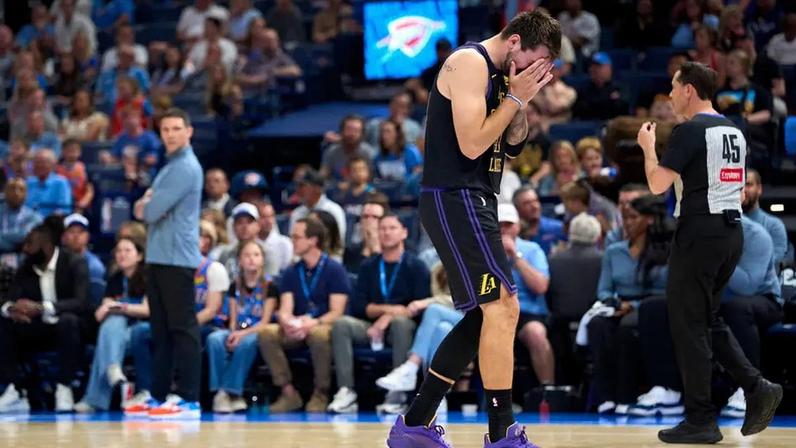 Luka Doncic se lesiona em derrota do Lakers e vira dúvida para os playoffs