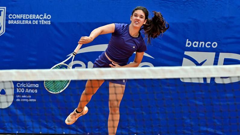 Duda Carbobe vence semifinal brasileira e decide ITF em Assunção
