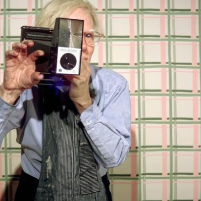 Aquisições de museus: Warhol de avental, relevo em prata e porta-malas Christo