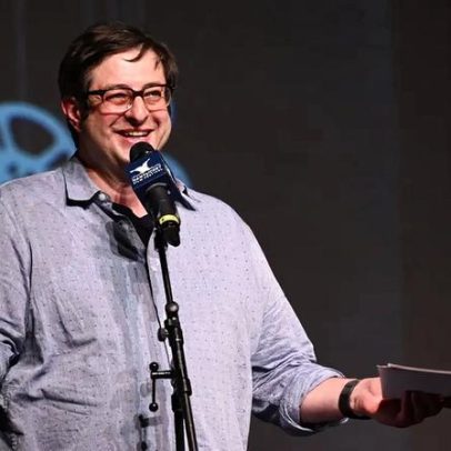 Chamada de 911 revela estado de Eugene Mirman após acidente com fogo