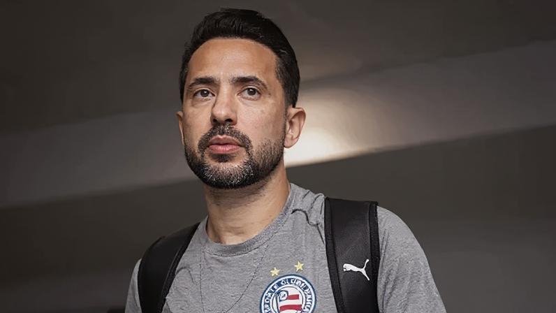 Torcida do Bahia faz mosaico em homenagem a Everton Ribeiro após cura do câncer