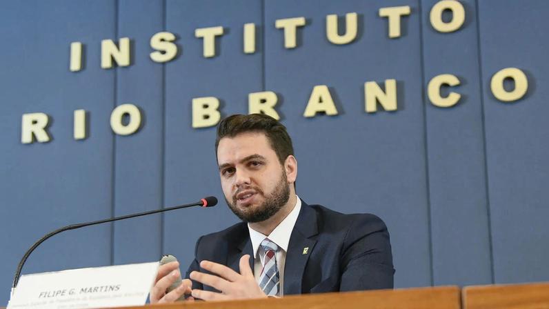 Moraes vota para manter Filipe Martins em prisão com controvérsia da defesa