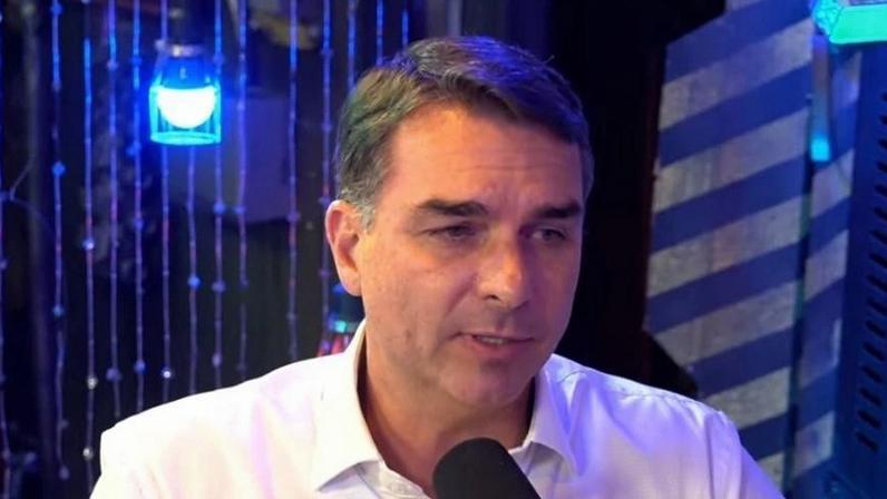 Flávio Bolsonaro dá entrevista ao podcast Inteligência LTDA