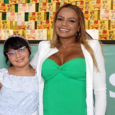 Quitéria Chagas participa de ação social ao lado da filha