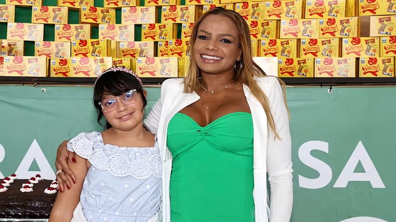 Quitéria Chagas participa de ação social ao lado da filha