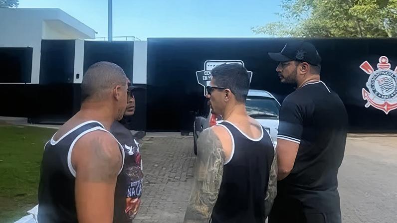 Gaviões da Fiel protestam no CT após nova derrota do Corinthians