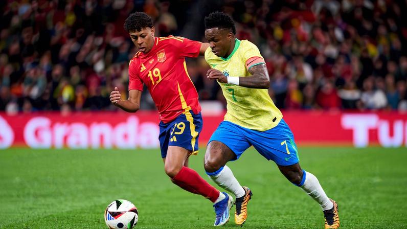 Vini Jr e Yamal em ação em Brasil x Espanha: astros se enfrentarão no El Clásico pela primeira vez — Foto: Getty Images