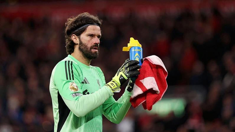 Alisson sofre nova lesão e fica fora do Liverpool até o fim da temporada