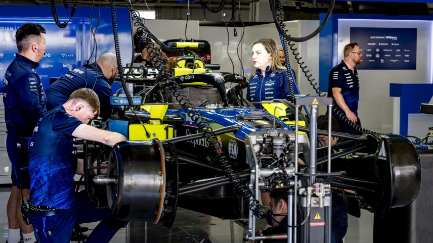 Mecânicos trabalham no carro de Carlos Sainz, da Williams — Foto: Marcel van Dorst/EYE4IMAGES/NurPhoto via Getty Images