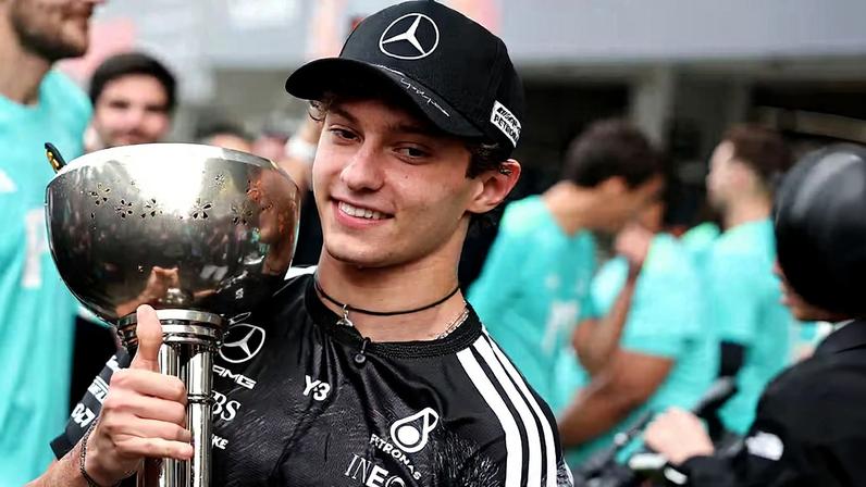 Andrea Kimi Antonelli celebra vitória no GP do Japão da F1 2026 — Foto: Jakub Porzycki/NurPhoto via Getty Images