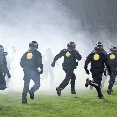 Torcedores invadem o campo e provocam briga generalizada na Série B alemã