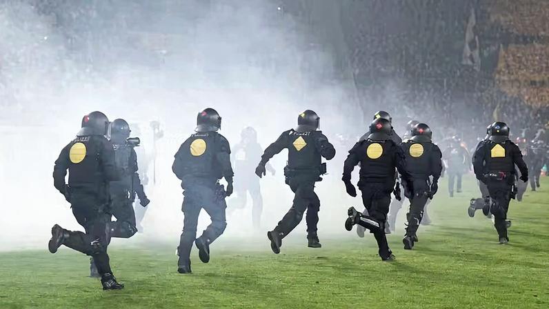 Torcedores invadem o campo e provocam briga generalizada na Série B alemã
