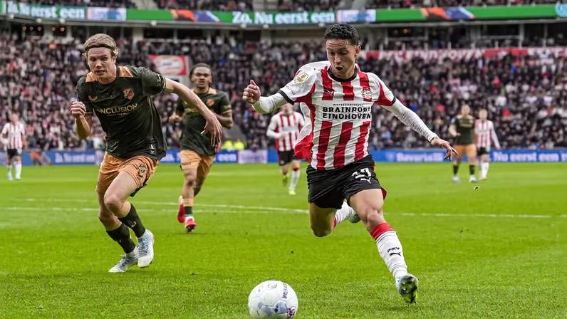 Mauro Júnior em ação na vitória por 4 a 3 do PSV sobre o Utrecht — Foto: ANP via Getty Images