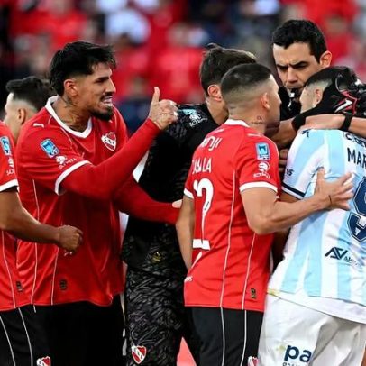 Atacante erra pênalti de cavadinha e enfrenta provocações em clássico argentino