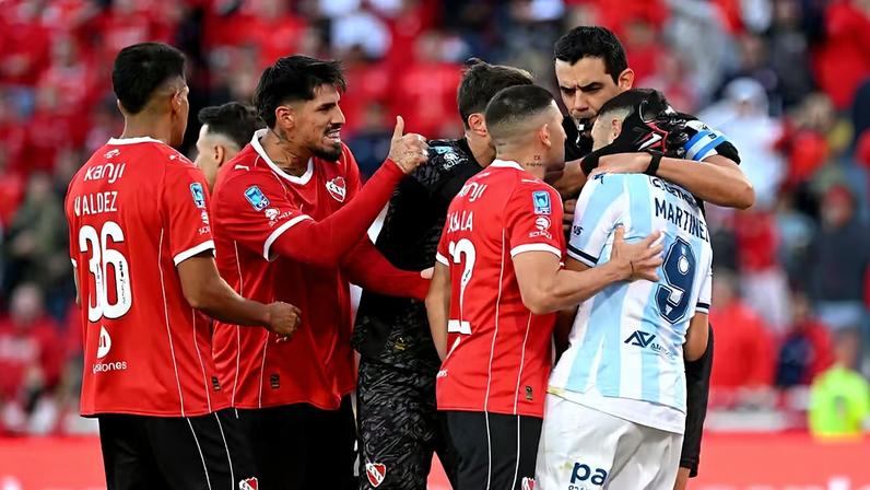 Adrian Martínez, do Racing, ouve provocações de rivais do Independiente após desperdiçar pênalti — Foto: Getty Images