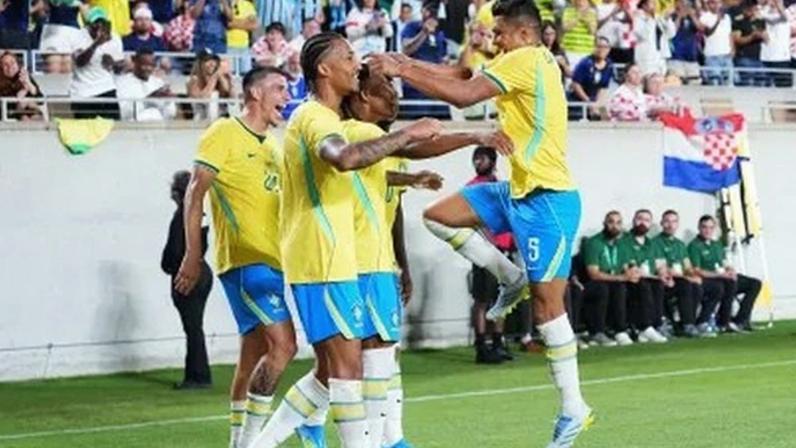 Jogadores da Seleção Brasileira comemoram com Danilo o gol no amistoso sobre a Croácia