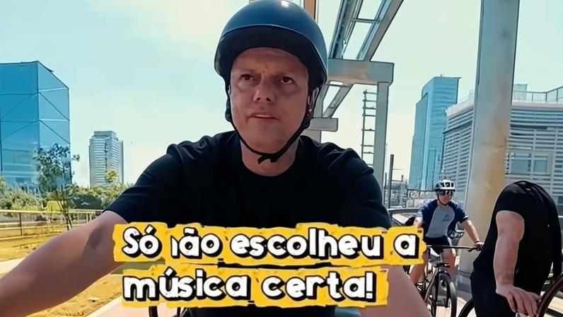 Governador de SP, Tarcísio de Freitas, durante vídeo pedalando na ciclovia do rio Pinheiros