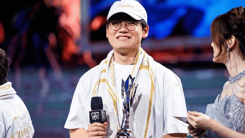 Gumayusi, atirador da T1 no título do Worlds 2025, terá o privilégio de selecionar duas skins de campeão mundial por ter sido eleito o MVP da grande final do torneio. E os cosméticos já têm dona — ou melhor, donas.