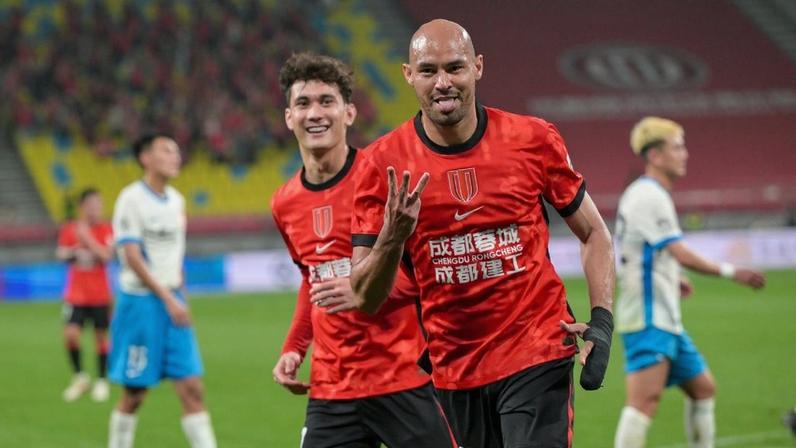 Brasileiro marca hat-trick em menos de 20 minutos na Liga Chinesa no dia do seu aniversário — Foto: Divulgação | Chengdu Rongcheng F.C.