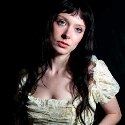 Holly Humberstone revela histórias por trás das novas músicas em Cruel World
