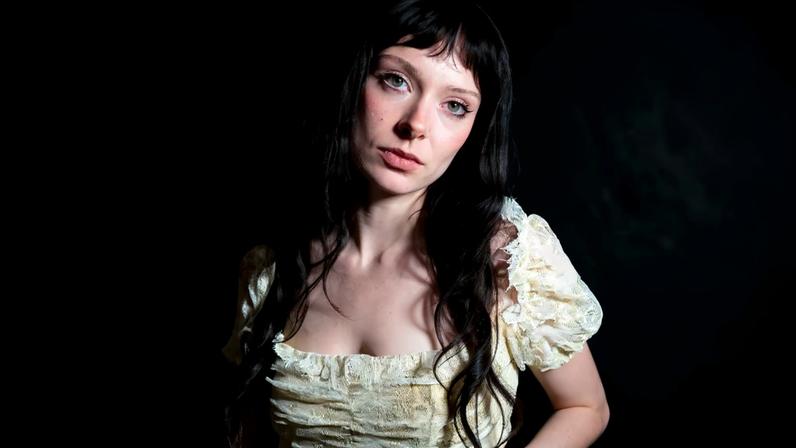 Holly Humberstone revela histórias por trás das novas músicas em Cruel World