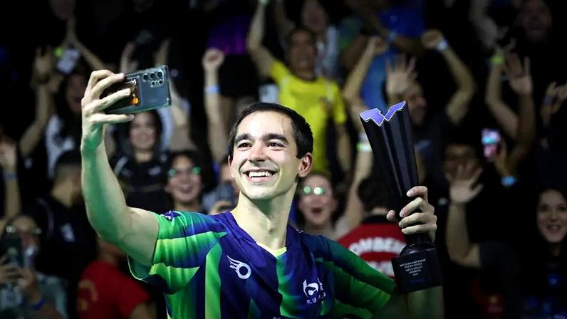 Hugo Calderano faz selfie com a torcida após o título em Foz do Iguaçu (Foto: Abelardo Mendes Jr/ CalderanoTM)