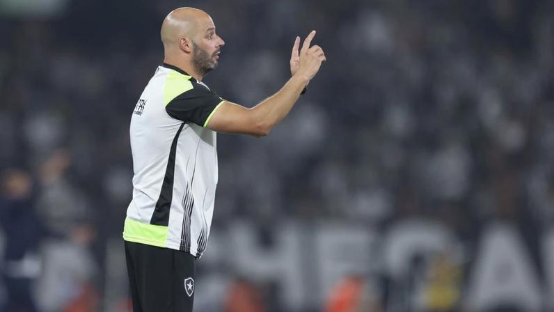 Botafogo avança e encaminha acordo para Franclim Carvalho como técnico