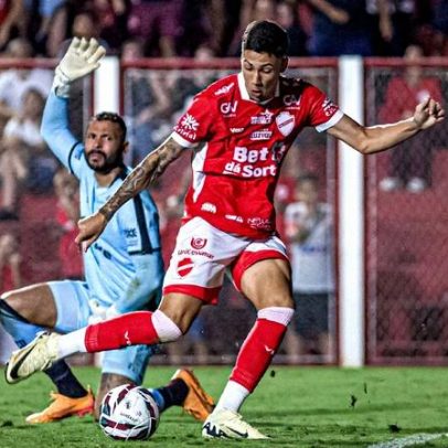 Filho de campeão pelo Inter, Puskas decide clássico na Série B