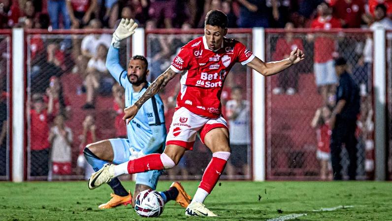 Filho de campeão pelo Inter, Puskas decide clássico na Série B