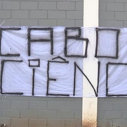 Organizada do Corinthians protesta no CT antes da estreia de Diniz