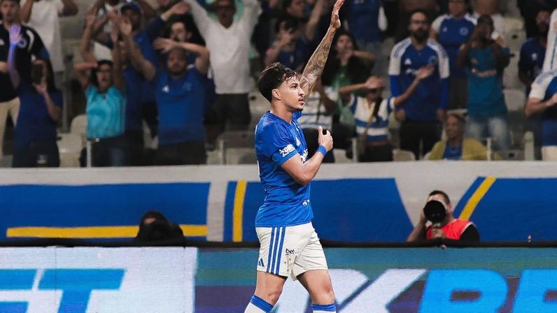 Bahia vence Athletico-PR com dois de Everaldo e fica perto do topo