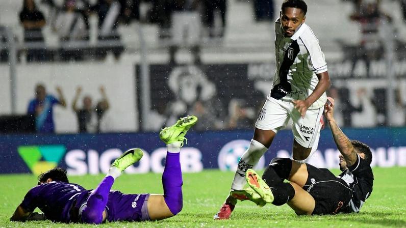 Ceará joga com um a menos e empata com a Ponte Preta na Série B