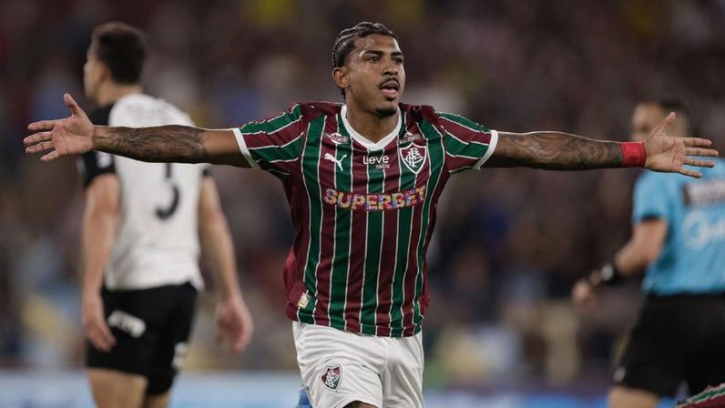Fluminense vence o Corinthians no Maracanã e assume liderança do Brasileirão