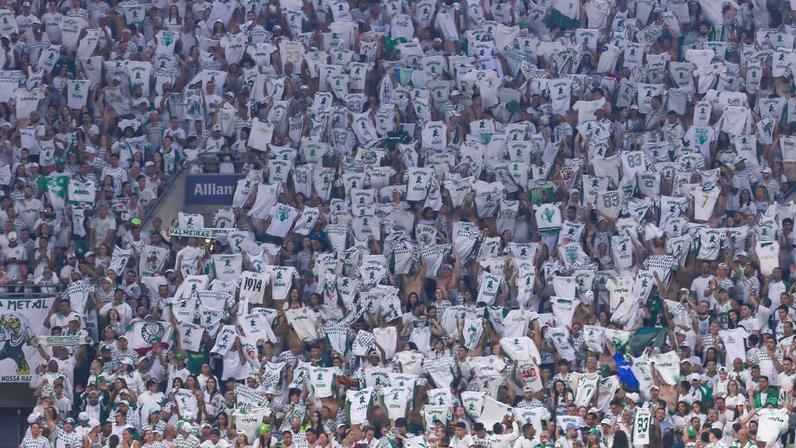 Torcida organizada do Palmeiras vai ao CT para conversar com Abel e jogadores após derrota para o Flamengo na Copa do Brasil (2:12)