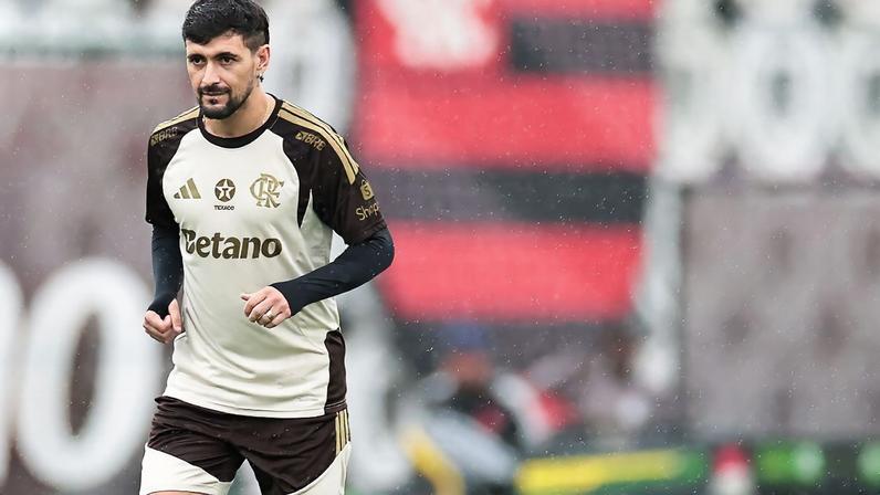 Arrascaeta durante treino do Flamengo, em 20 de janeiro de 2026