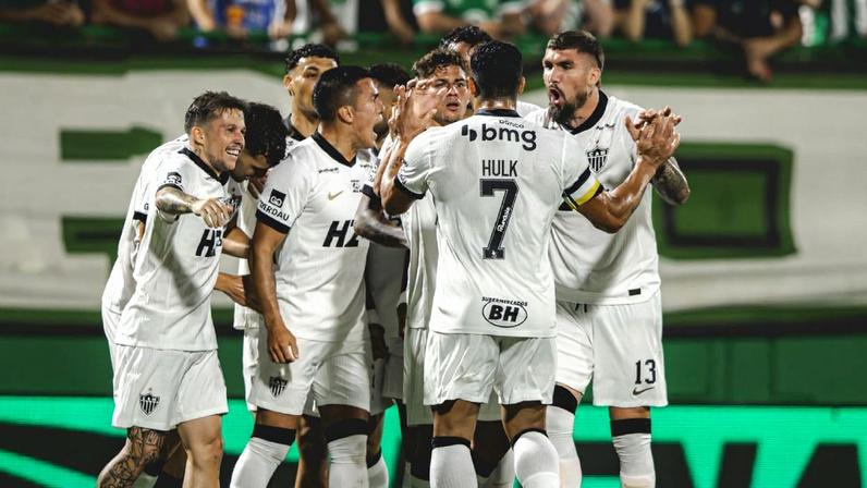 Jogadores do Atlético-MG comemoram gol sobre a Chapecoense pelo Brasileirão
