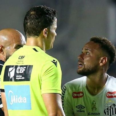 Neymar critica árbitro após cartão que o tirou do duelo com o Flamengo.