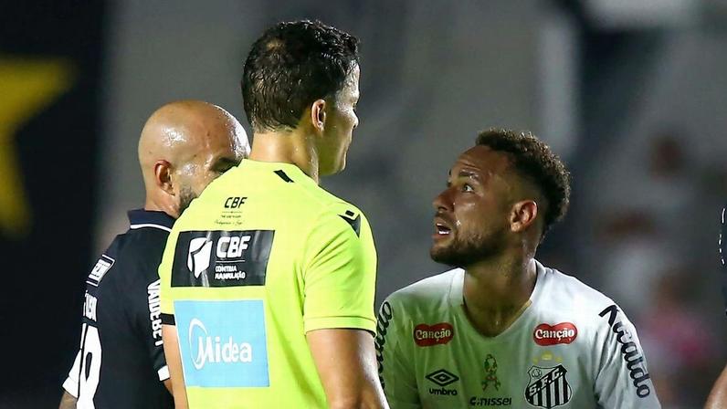 Neymar critica árbitro após cartão que o tirou do duelo com o Flamengo.