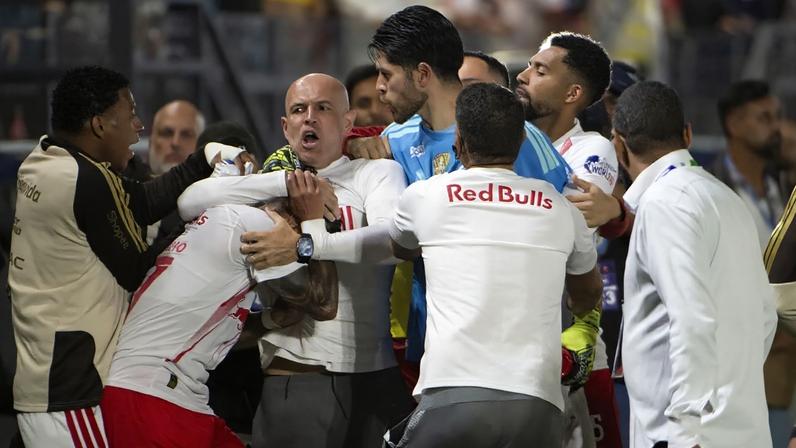 Rossi acusa auxiliar do Bragantino de agressão após derrota do Flamengo