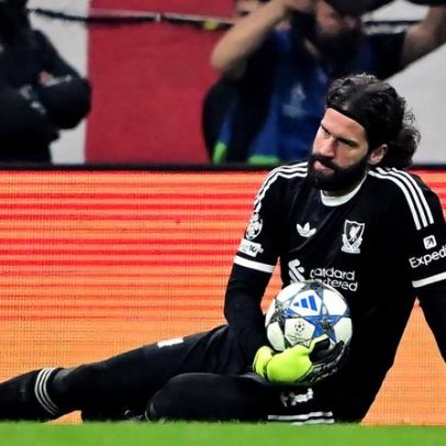 Liverpool confirma Alisson fora da Champions; retorno ao fim da temporada