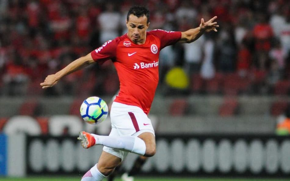 Leandro Damião comemora um de seus gols no Beira-Rio: o centroavante entrou ainda no primeiro tempo, marcou duas vezes e foi o herói da virada colorada. (Foto: Fernando Alves/Photo Premium)