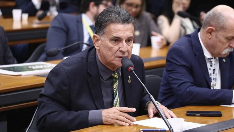 Dino impõe distância entre deputado do PL e dirigente militar após ameaça